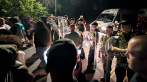 Сблъсъци на полиция и протестиращи в Портсмут заради нова лодка с мигранти