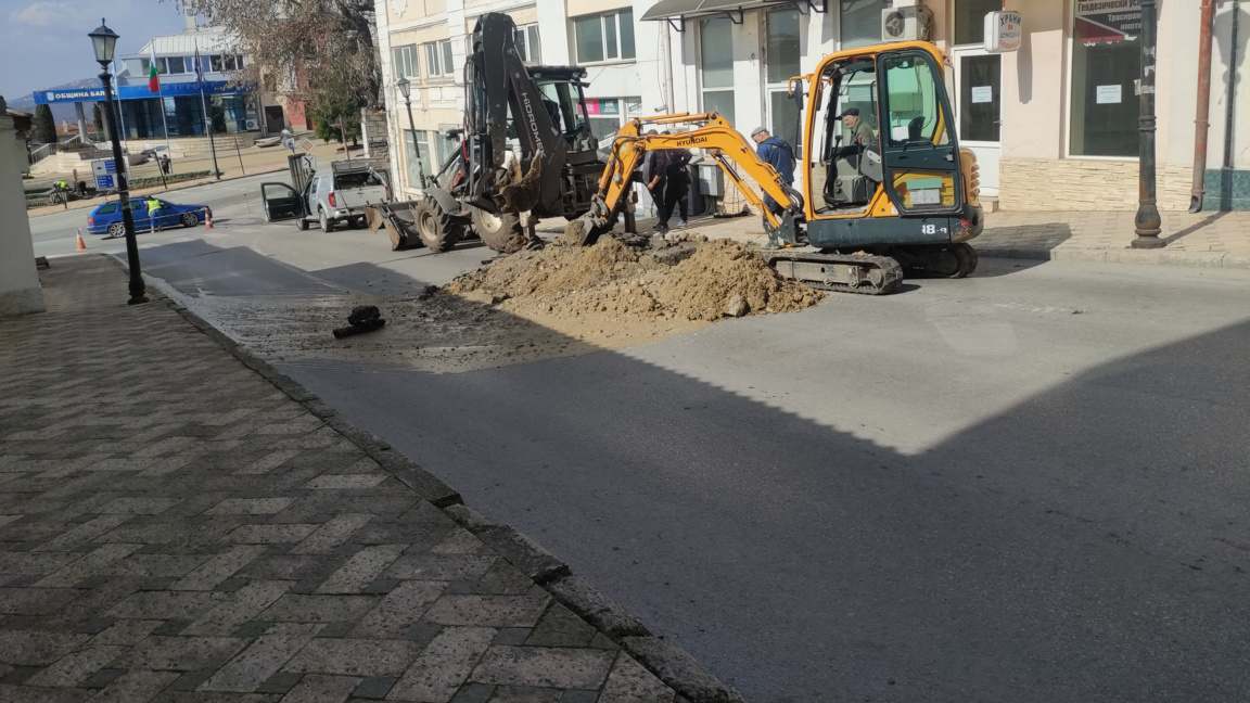 За пореден път ВиК авария затвори централна улица в Балчик