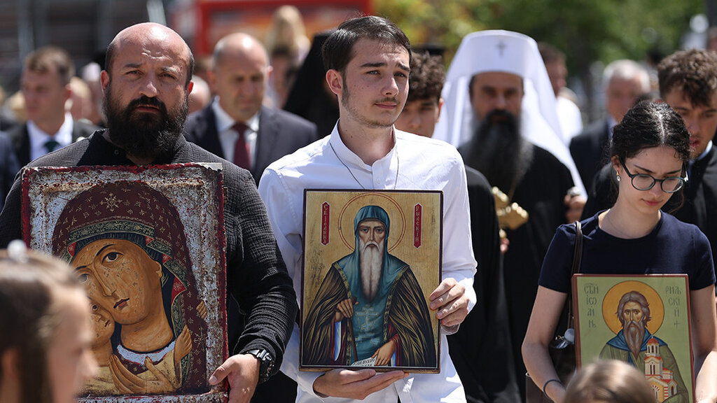 На стотине православних верника кренуло у Рилски манастир