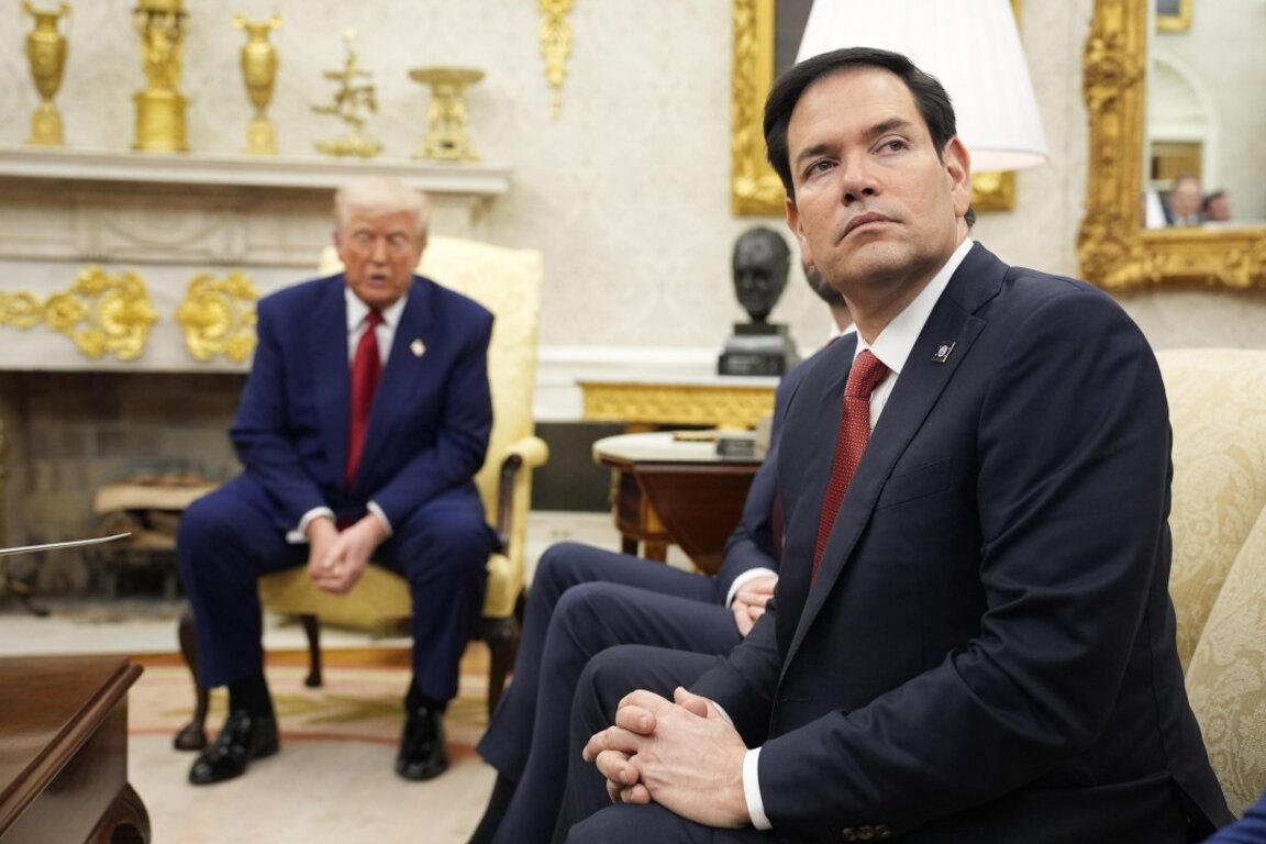 Държавният секретар на САЩ Марко Рубио и президентът Доналд Тръмп (на втори план).