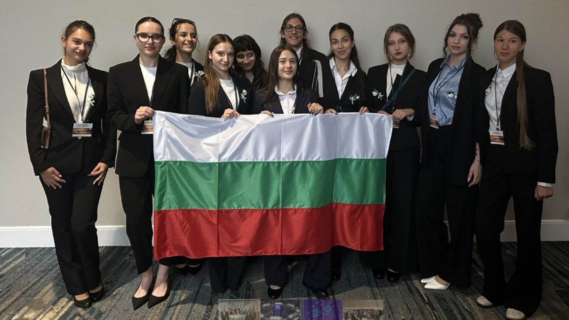 Alumnos búlgaros triunfan en un concurso de proyecto de colonia espacial 