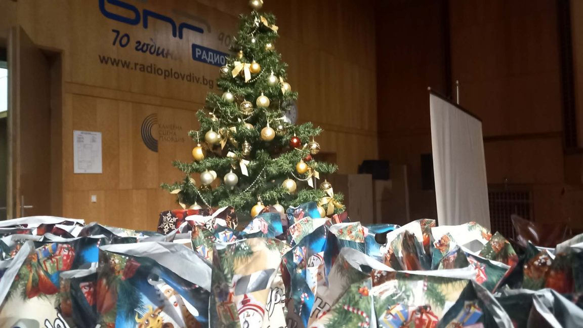 Радио Пловдив посрещна с подаръци и кино деца от социални домове