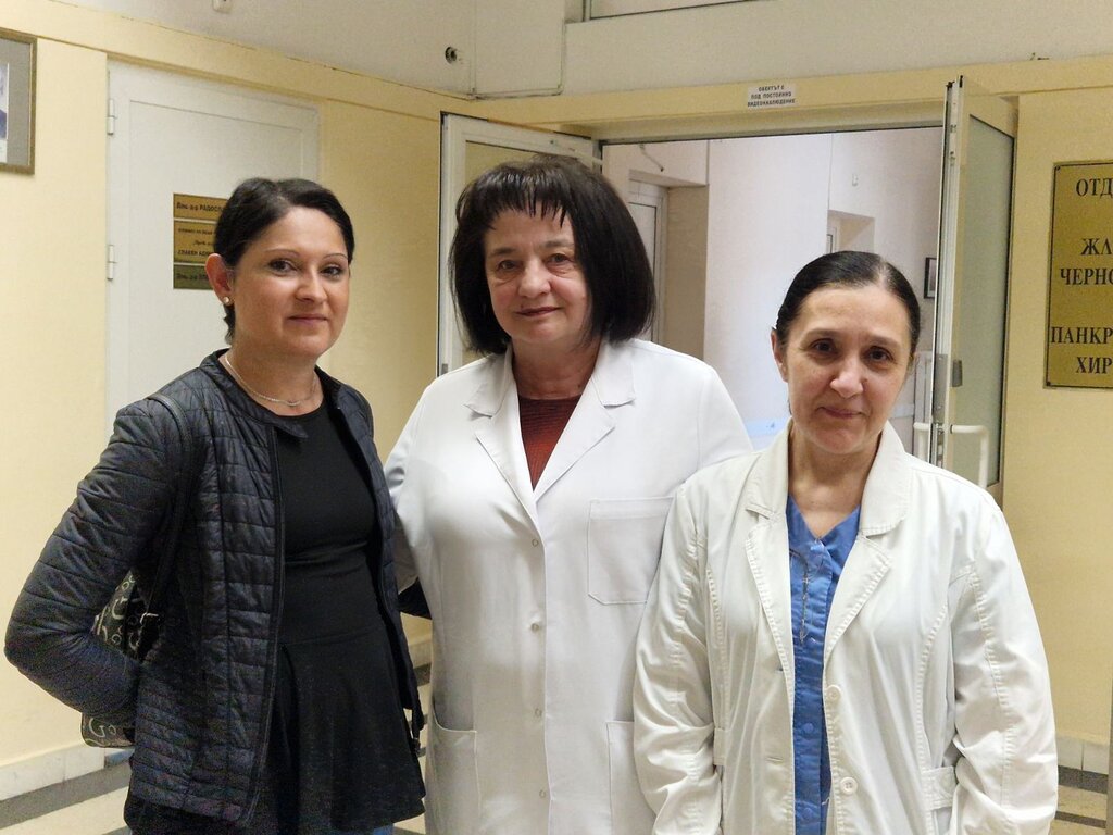 Десислава Груйчева с двама от своите спасители - проф. д-р Евгения Василева (в средата), началник на Клиниката за интензивно лечение на нервни болести и д-р Наира Мурадян, началник на Неврологично отделение към УМБАЛ "Царица Йоанна - ИСУЛ"