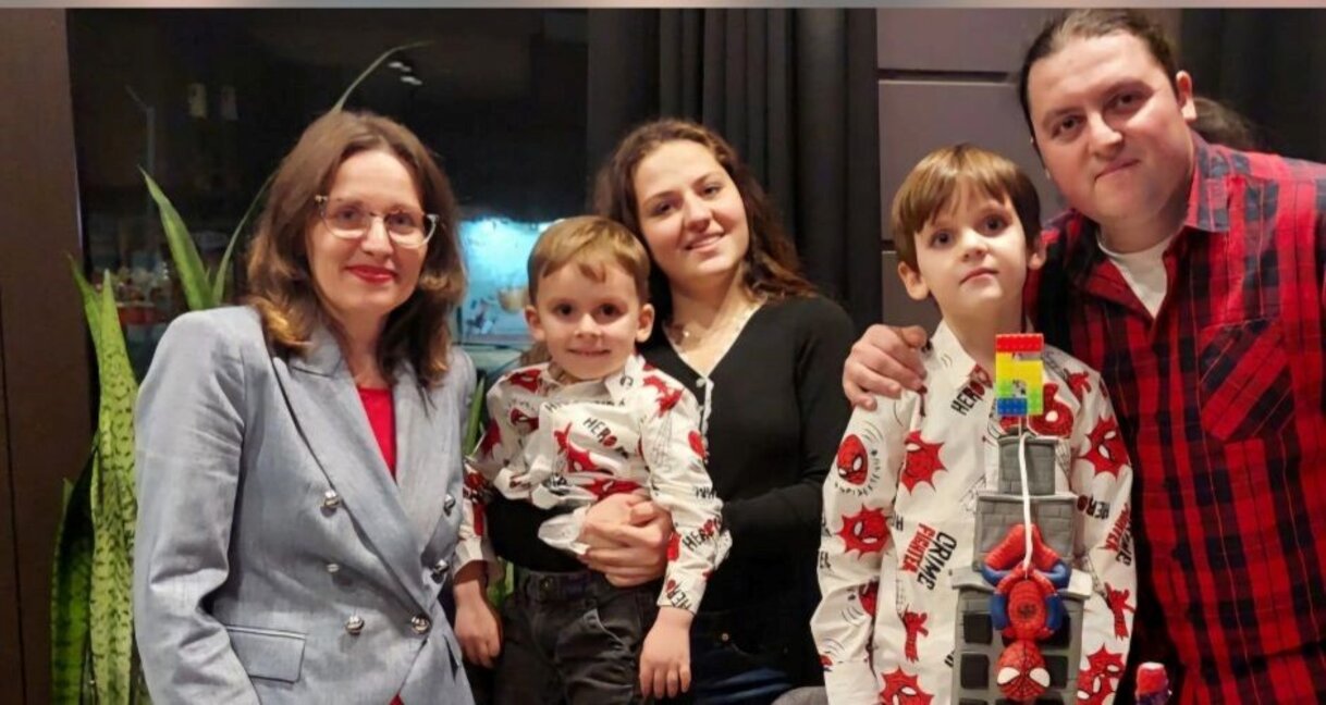 Наталия Делионова (вляво) със семейството си