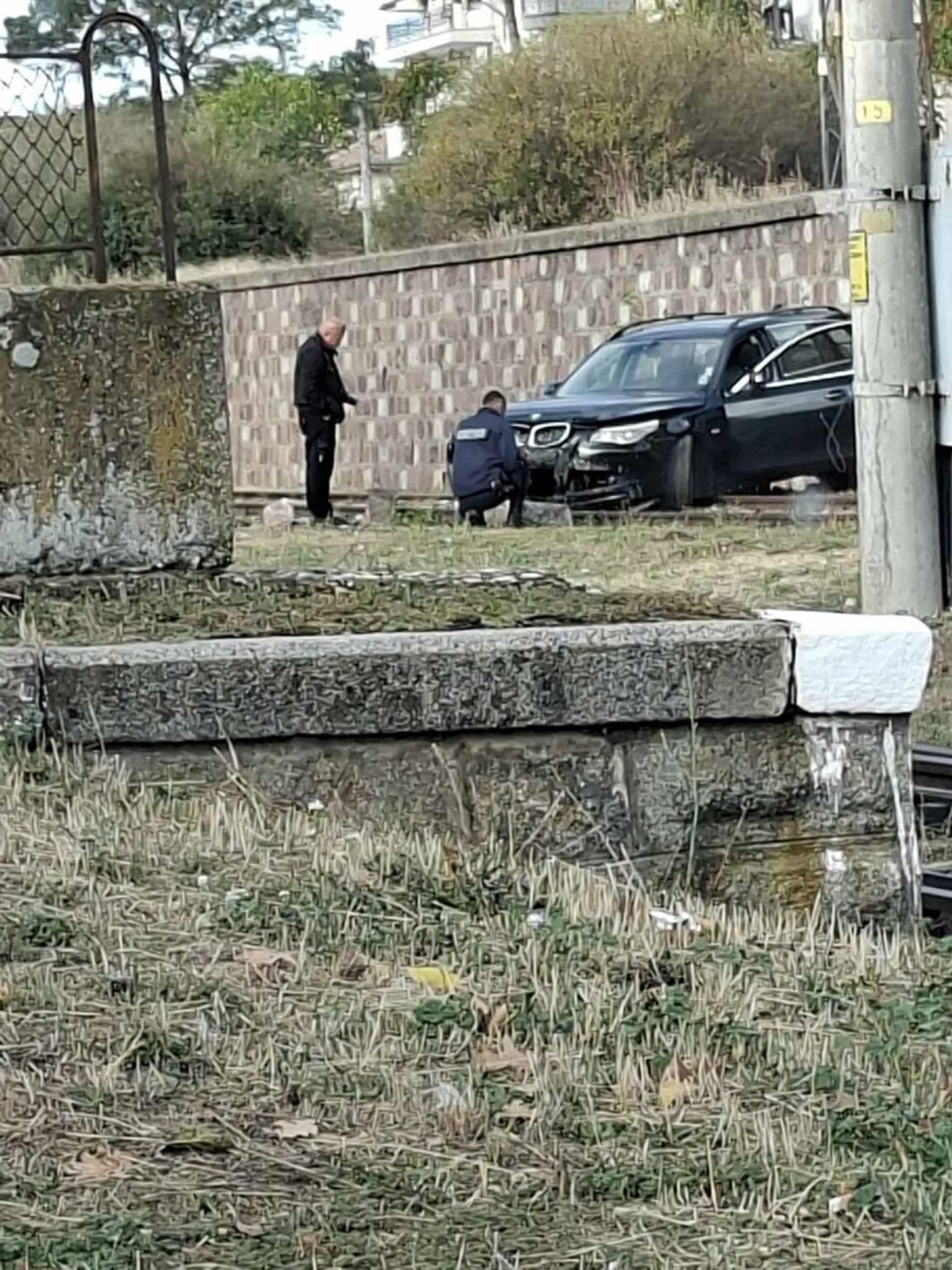 Много пиян "приземи" БМВ-то си на жп релсите в Хисаря