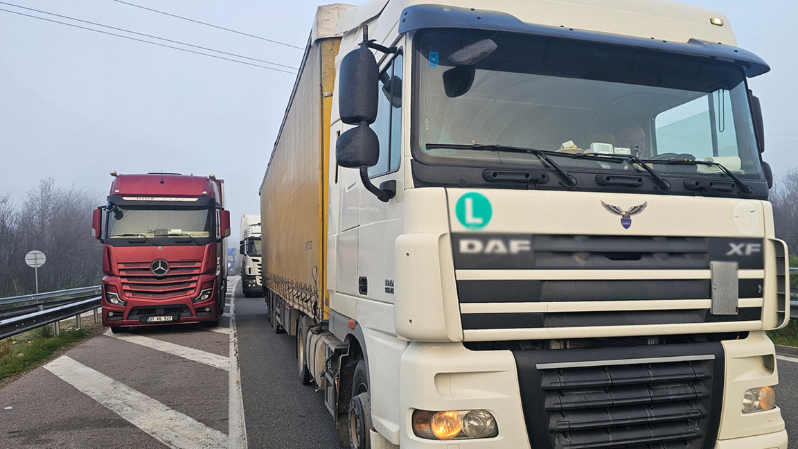 Trafiku kufitar është normal, kalimi i kamionëve drejt Turqisë është i ngadaltë