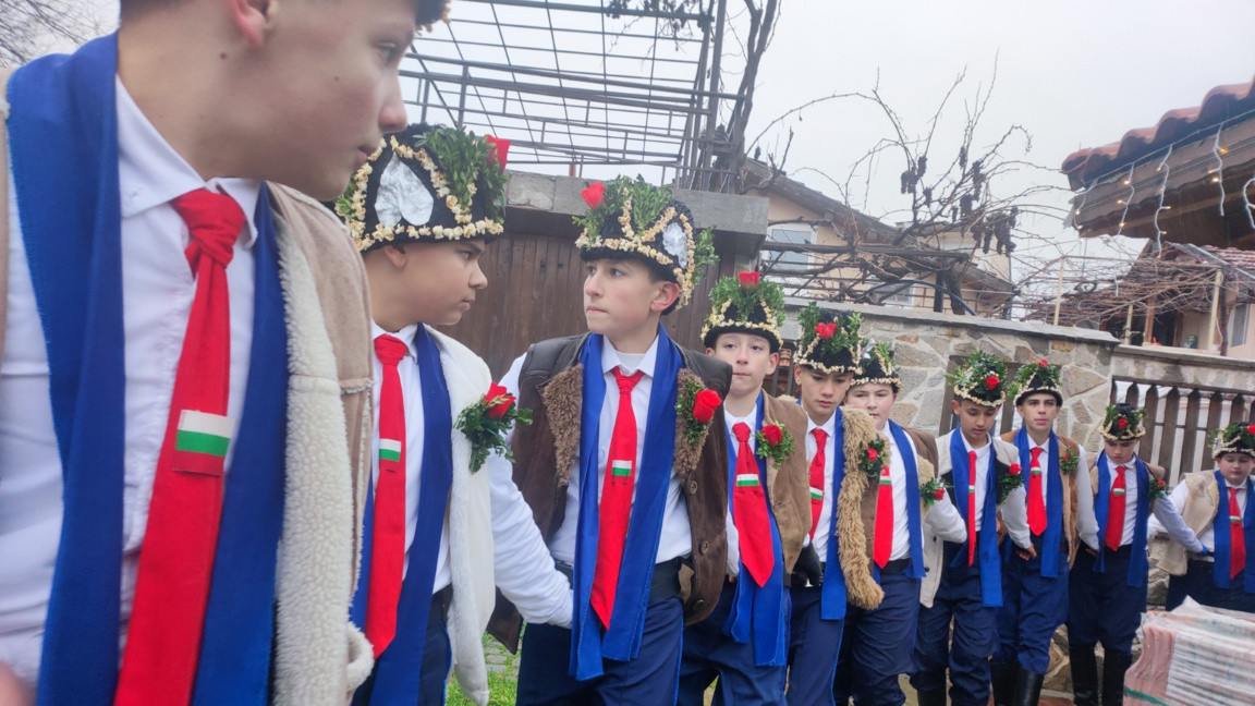 Ямбол посрещна Рождество с коледарски танц и благословия