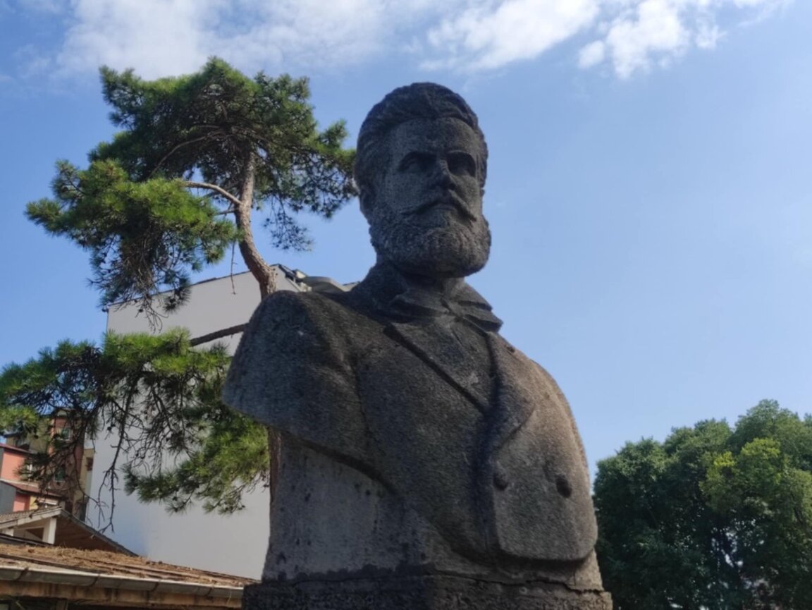 Местят паметник на Христо Ботев в едноименната детска градина във Варна