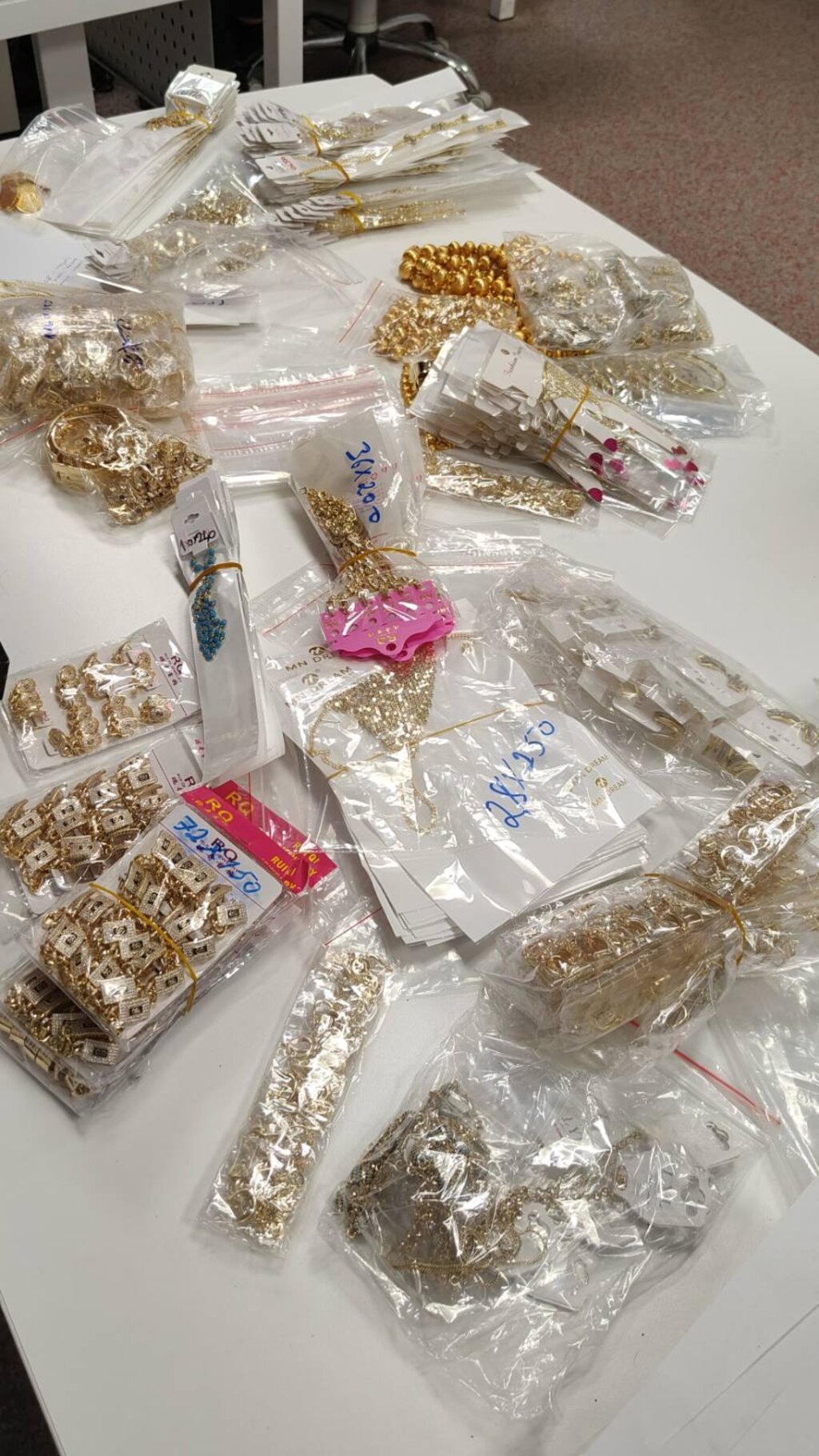 Митничари откриха контрабандни цигари и бижута на Летище Бургас