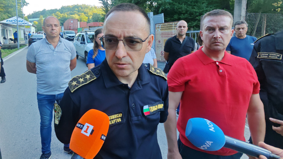 Овладян е пожарът в склад за боеприпаси край село Белица