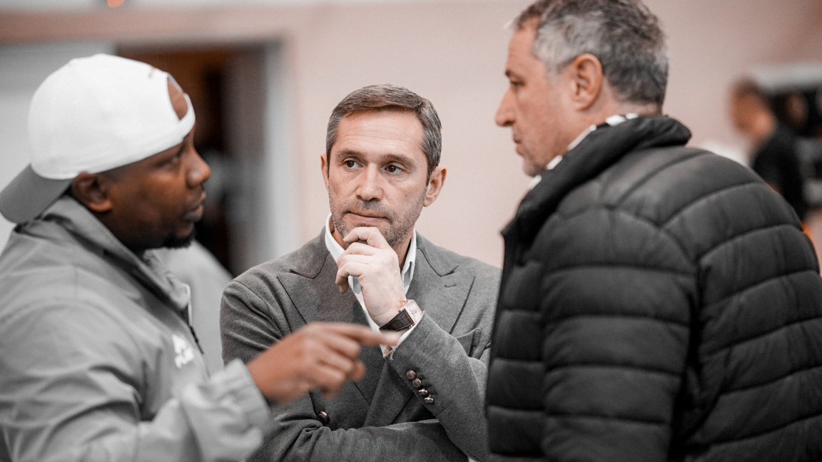 Красимир Инински (в средата) бе преизбран единодушно.