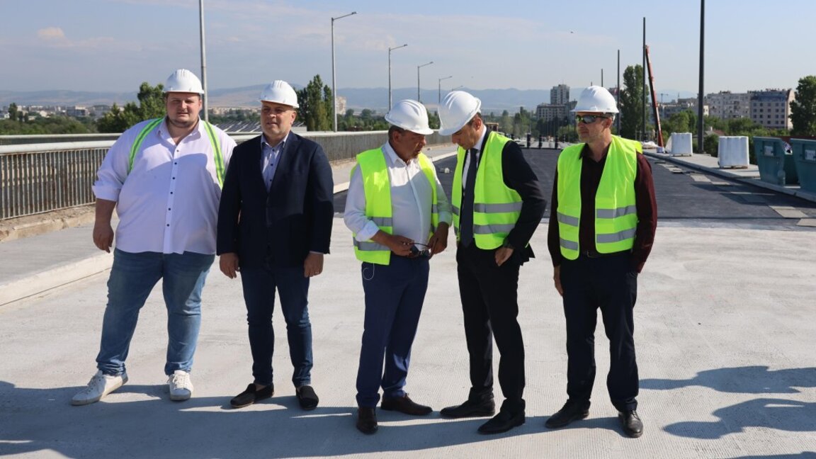 Васил Терзиев и зам.-кметът по направление строителство Никола Лютов провериха изграждането на втория надлез на Бакърена фабрика.