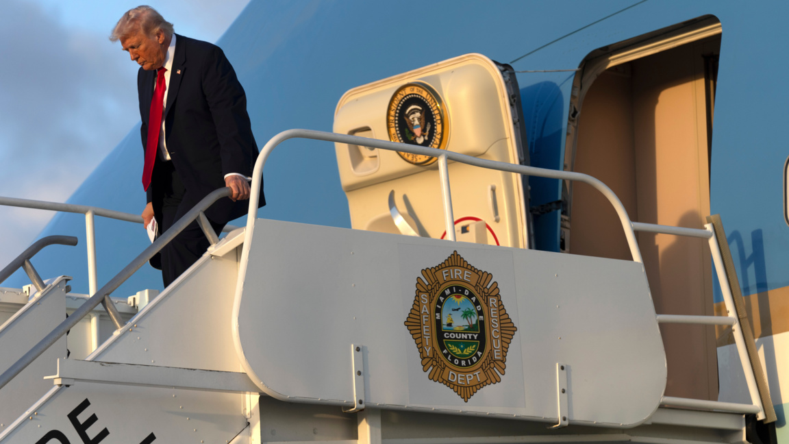 Американският президент Доналд Тръмп слиза от самолета "Еър Форс 1", 7 март 2026 г.