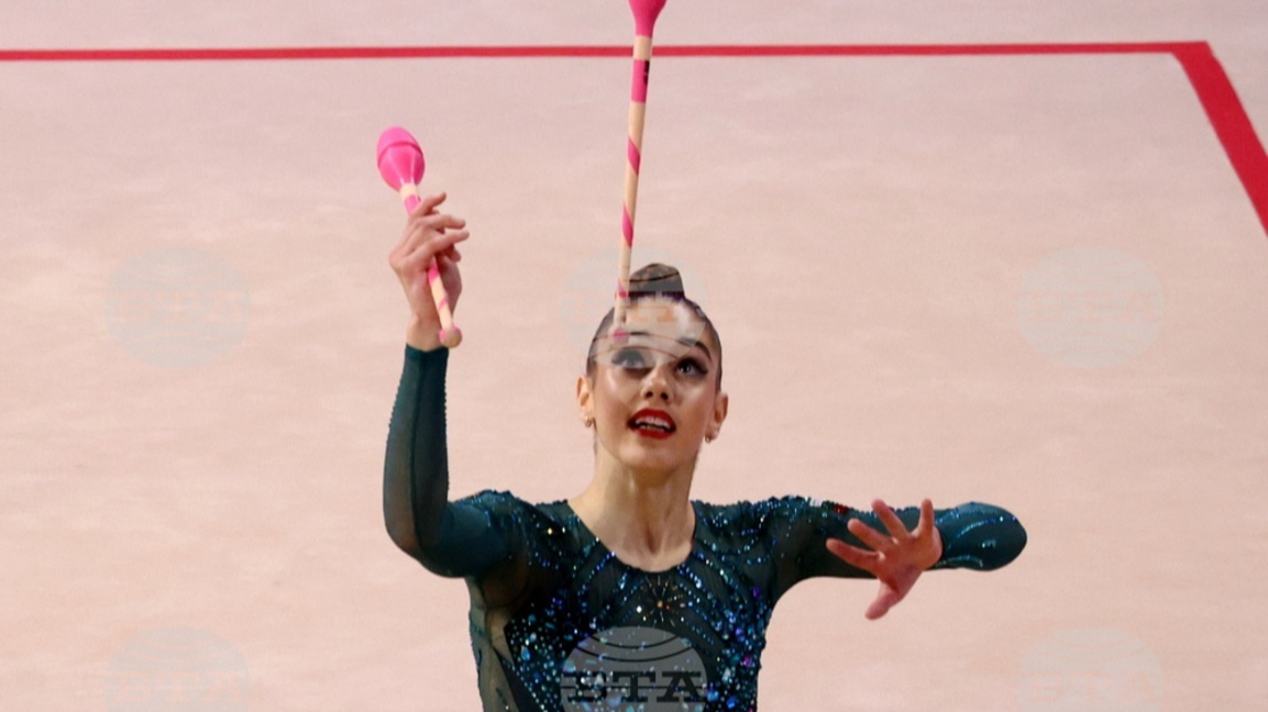 Анастасия Калева и Дара Стоянова ще спорят за медали на бухалки и на обръч