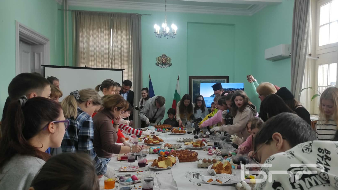 Деца от Неделното училище боядисаха яйца в Областна администрация