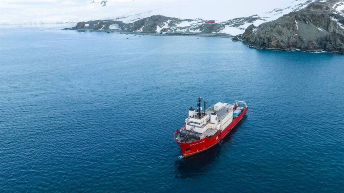 Болгарское научно-исследовательское судно отплыло из Антарктиды 
