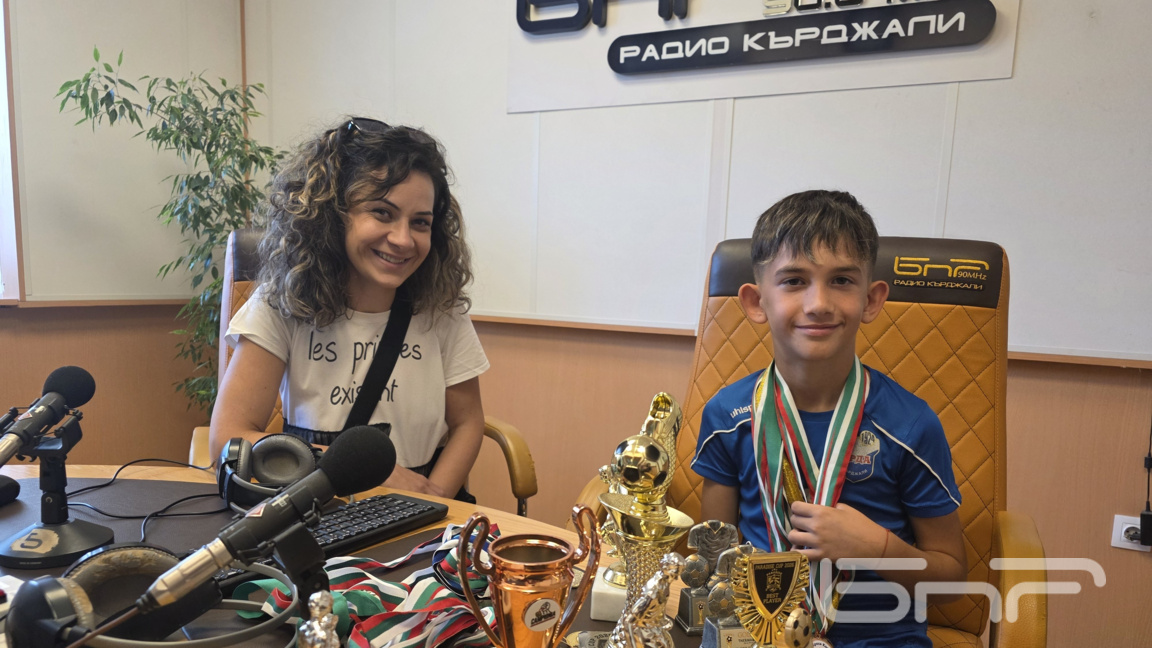 Андрей и Антоанета дойдоха в студиото с малка част от купите и медалите на футболния талант