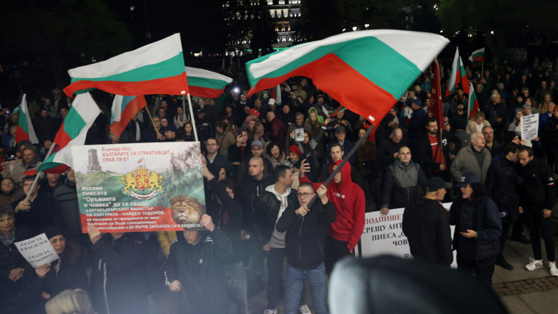 Беспорядки предшествовали премьере пьесы "Оружие и человек" в Народном театре