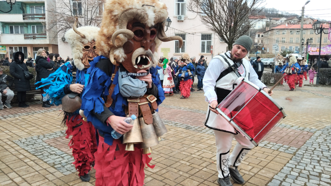 Над 540 сурвакари взеха участие в зимен маскараден празник в град Трън