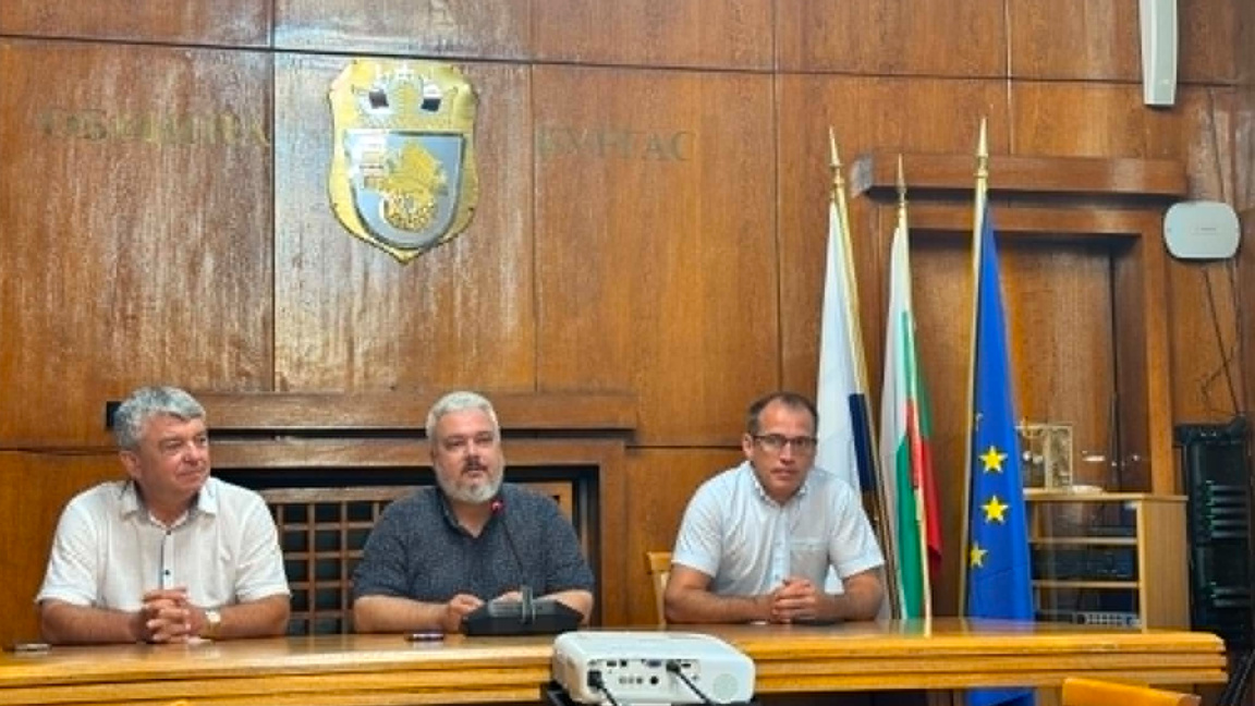 Доц. Христо Михайлов (в ляво), ректор на Лесотехническия университет представи работата в Бургас