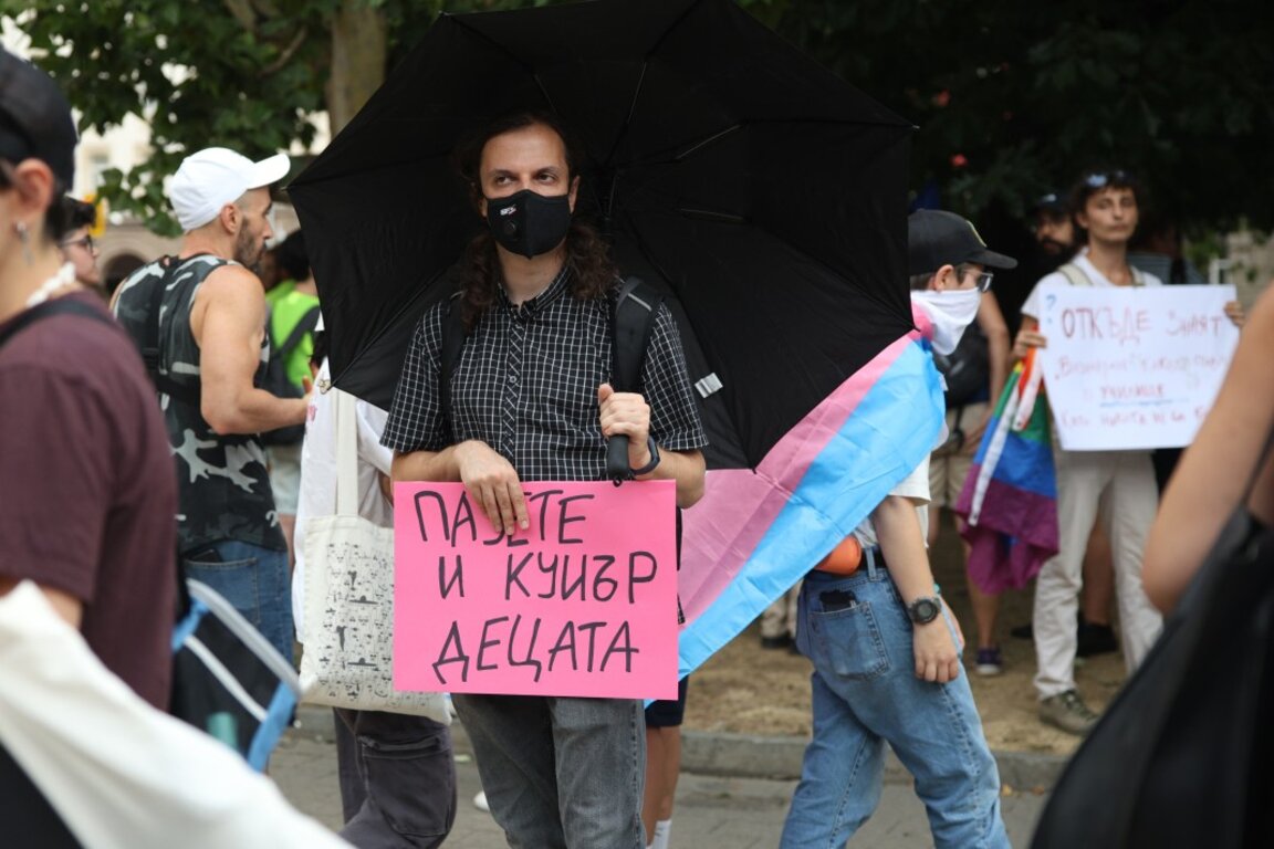 Пред фонтана на президентството се проведе демонстрацията срещу промените в закона, организиран от Феминистки мобилизации / Feminist Mobilisations, Български фонд за жените / Bulgarian Fund for Women и други - 15 август 2024 г.;