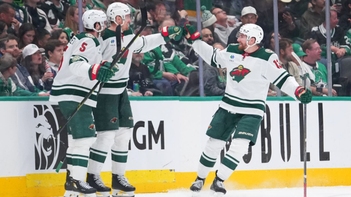 Хокеистите на Минесота се радват след поредния си гол.