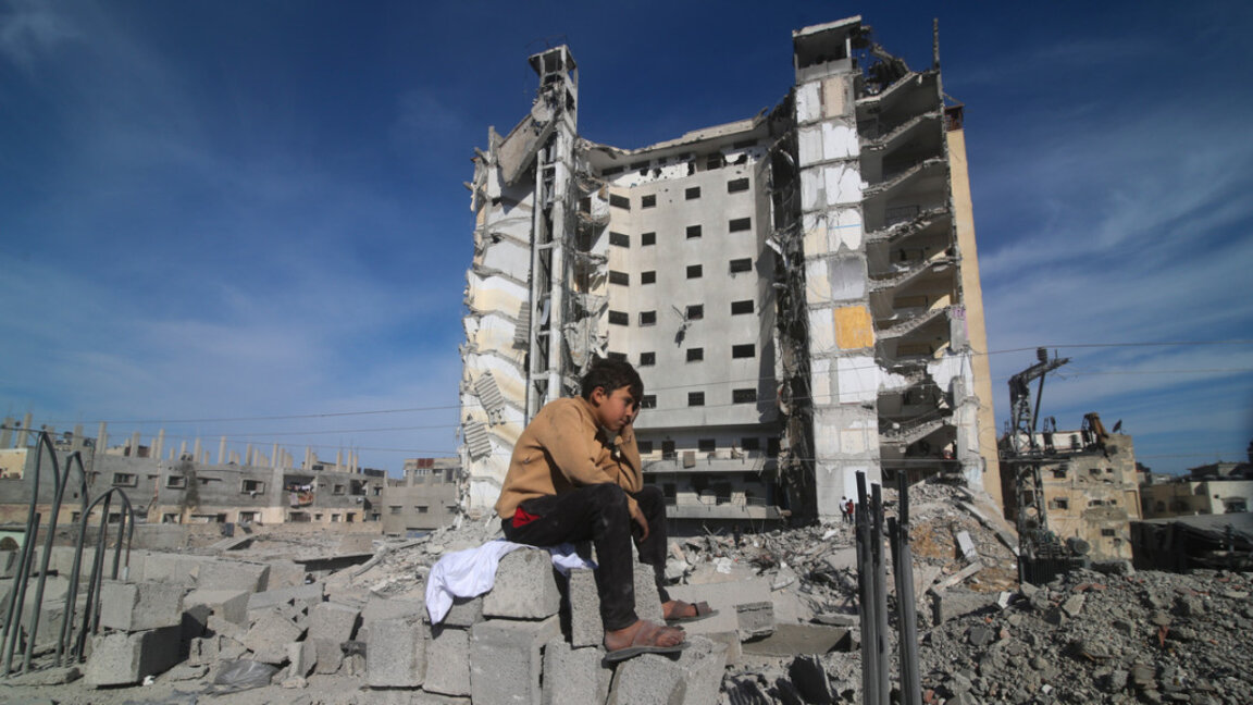 Израел започна мащабна евакуация на палестинци от Рафах