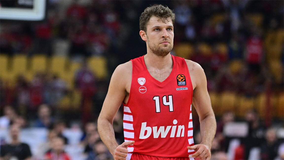 Vezenkov gehört offiziell zur Basketballmannschaft Olympiacos Piräus