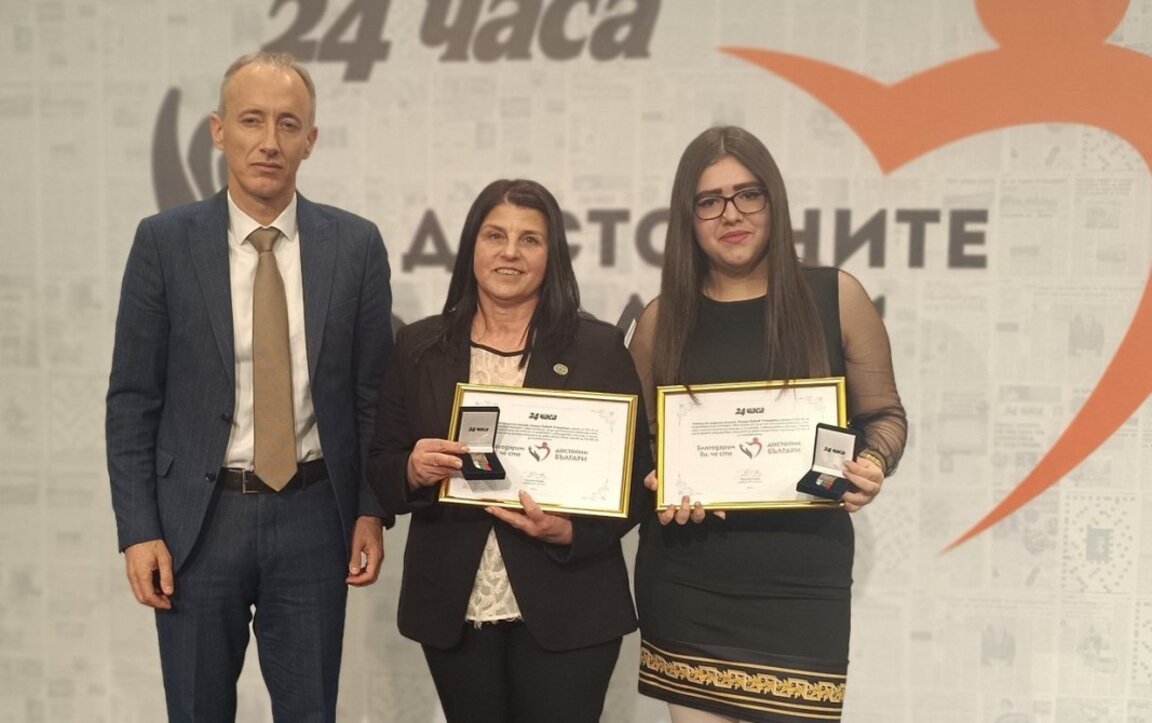 Министърът на образованието и науката Красимир Вълчев връчи наградата на Людмила Чаушева и Анелия Сакалиева