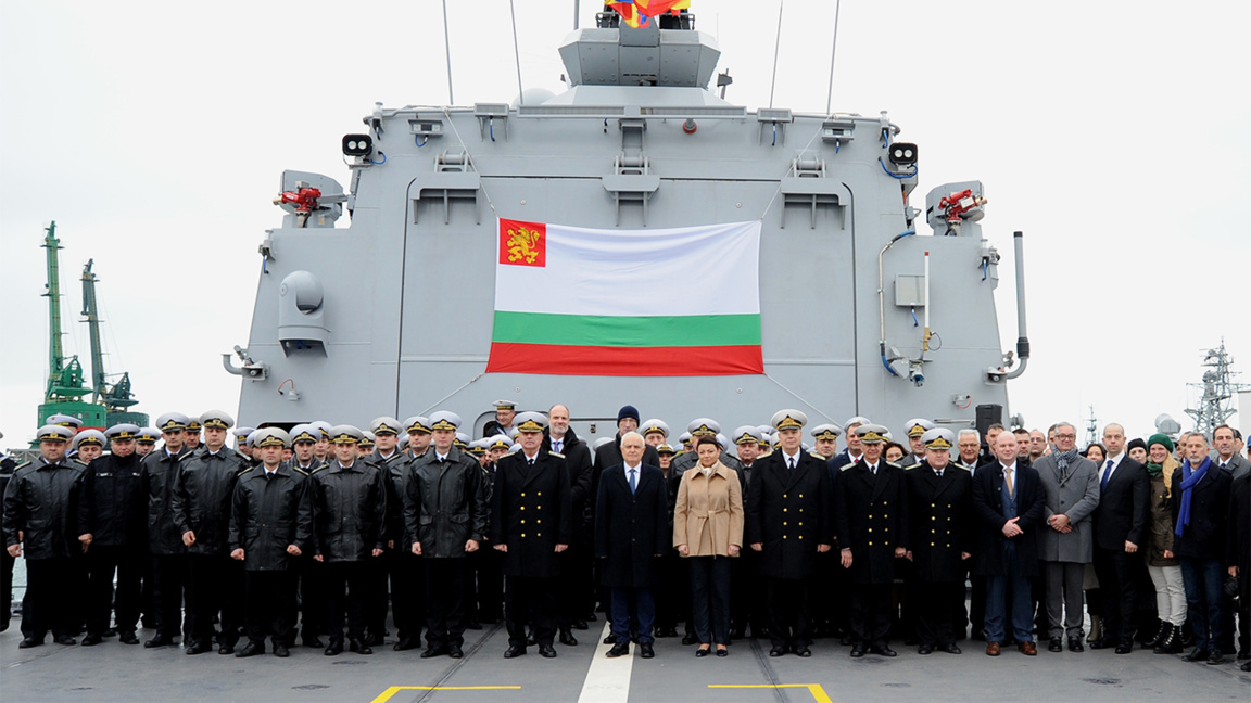 U ngrit flamuri i anijes së re patrulluese “Hrabri”