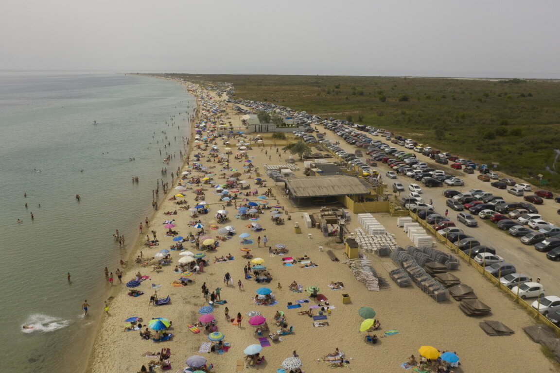Все повече туристи в Гърция почиват със собствени чадъри на плажа