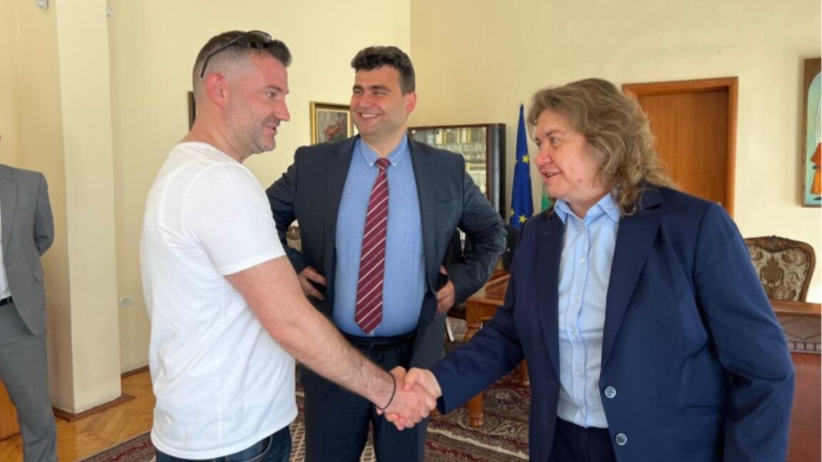 Наталия Киселова с българската общност в Албания