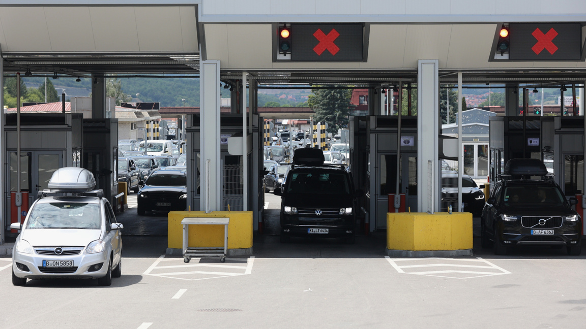 Traffic of cars entering Bulgaria at Kalotina remains intense