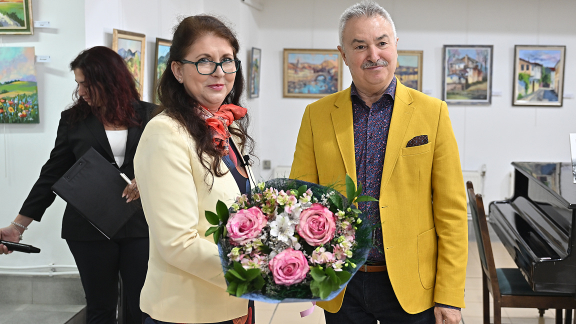 Авторката Галя Грозданова-Радева и кметът на Монтана Златко Живков при представянето на книгите