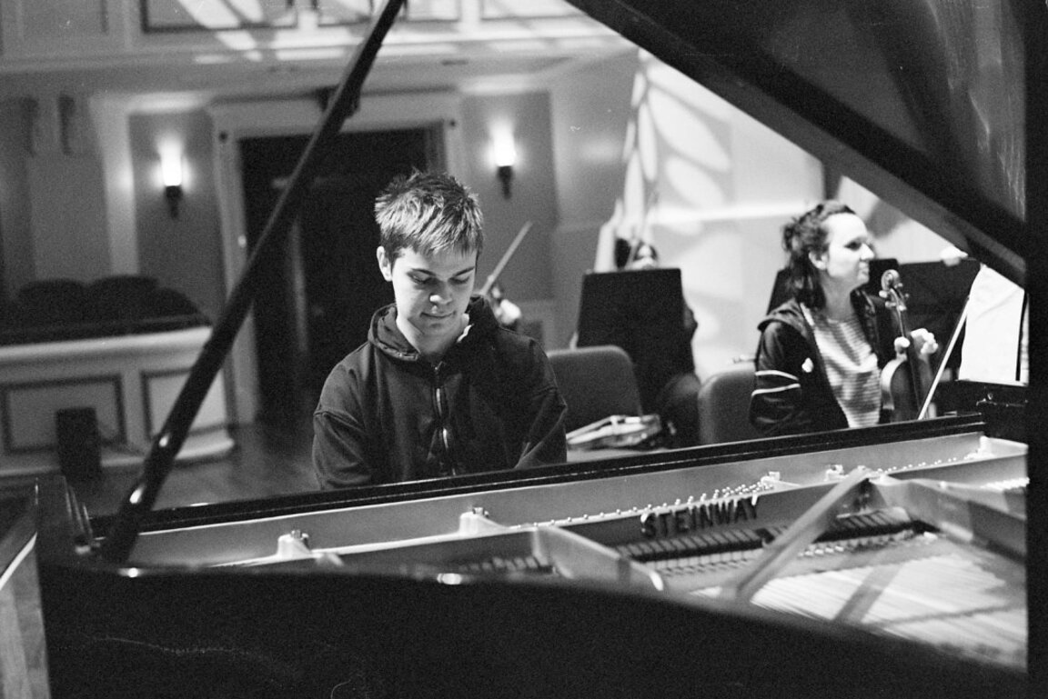 На 16 години с 18 концерта в САЩ