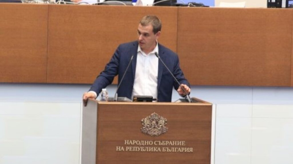 Бебето гласува "за" вота на недоверие, макар да е на умряло куче - нож да вадиш
