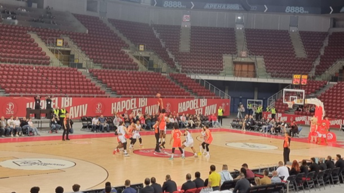 Апоел нанесе четвърта поредна загуба на Фенербахче