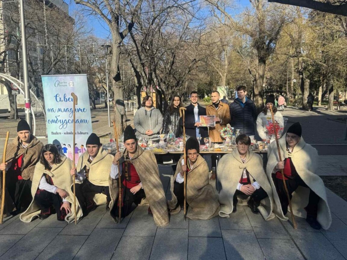 Традиционния благотворителен базар на младите омбудсмани беше част от инициативите на „Чудната елха“
