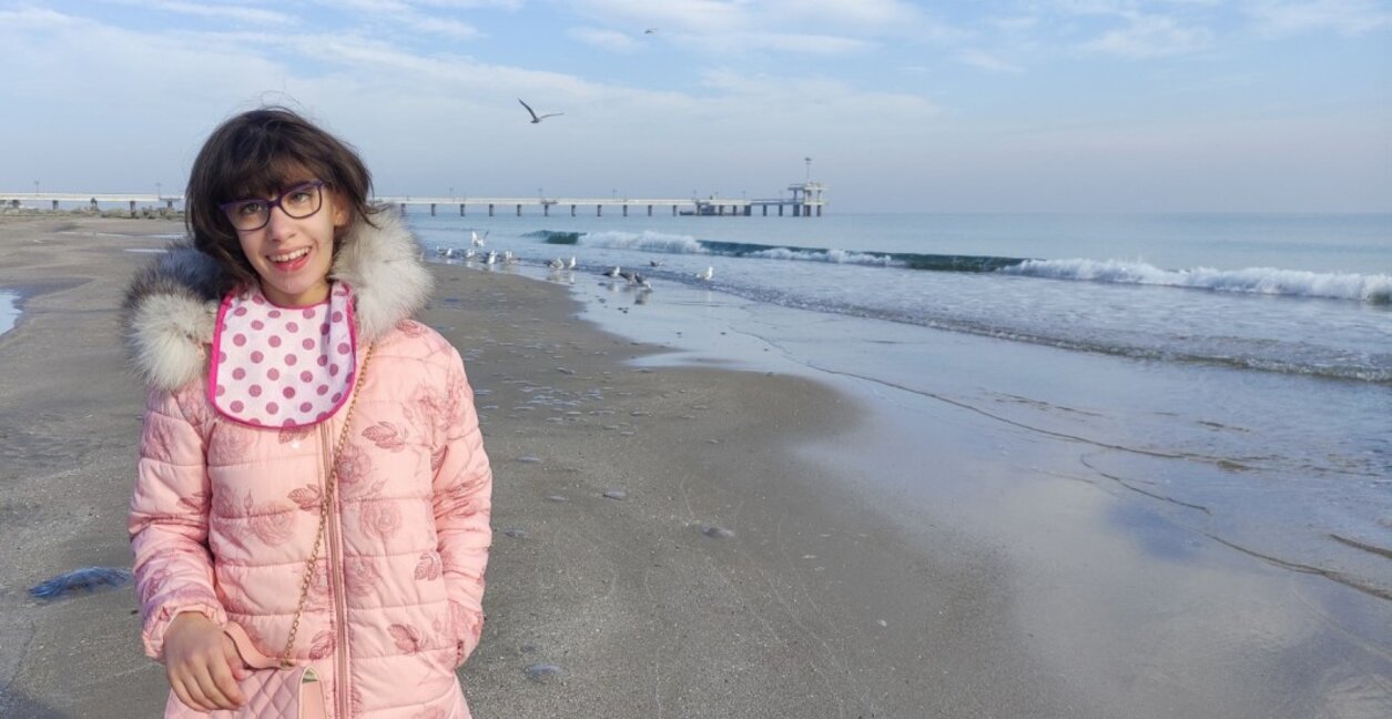 Рая страда от детска церебрална парализа. Тя е едно прекрасно момиче, но има нужда от нашата помощ.