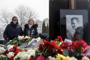Много хора продължава и днес да се стичат към гроба на Навални, за да поднесат цветя