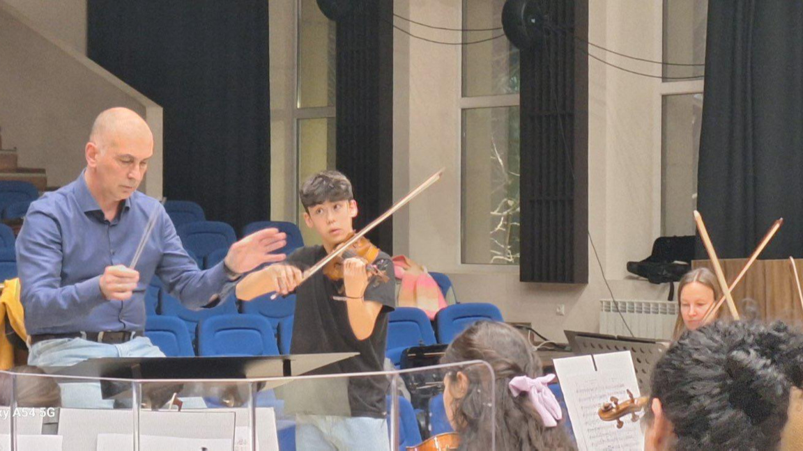 Маестро Владимир Бошнаков и младият талант с врачански корени Кай Гергов (цигулка) репетират за концерта на 5 февруари от 19.00ч. в градската зала "Дълго създавани шедьоври".