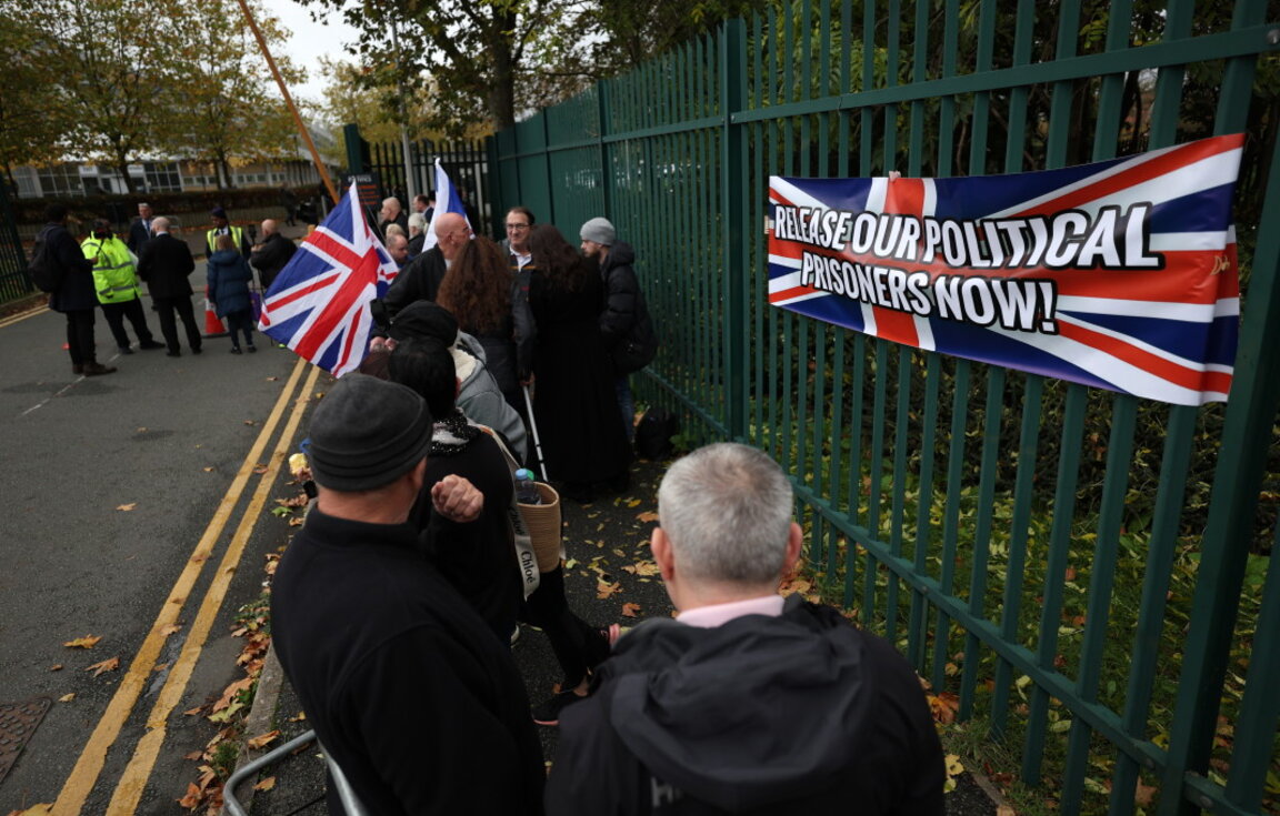 Поддръжниците на Томи Робинсън са пред съда (Woolwich Crown Court) в Лондон, чакайки решението му, архив, 28 октомври 2024 г.