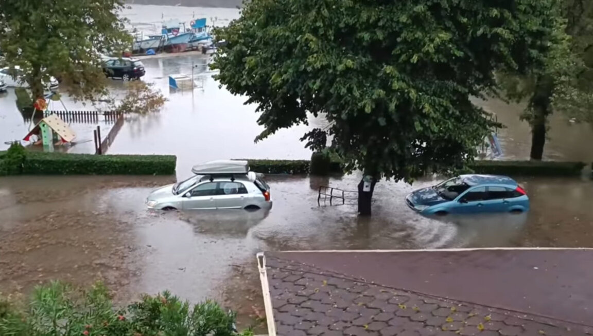 Порой и потоп на морето: Под вода са улици и хотели в Царево