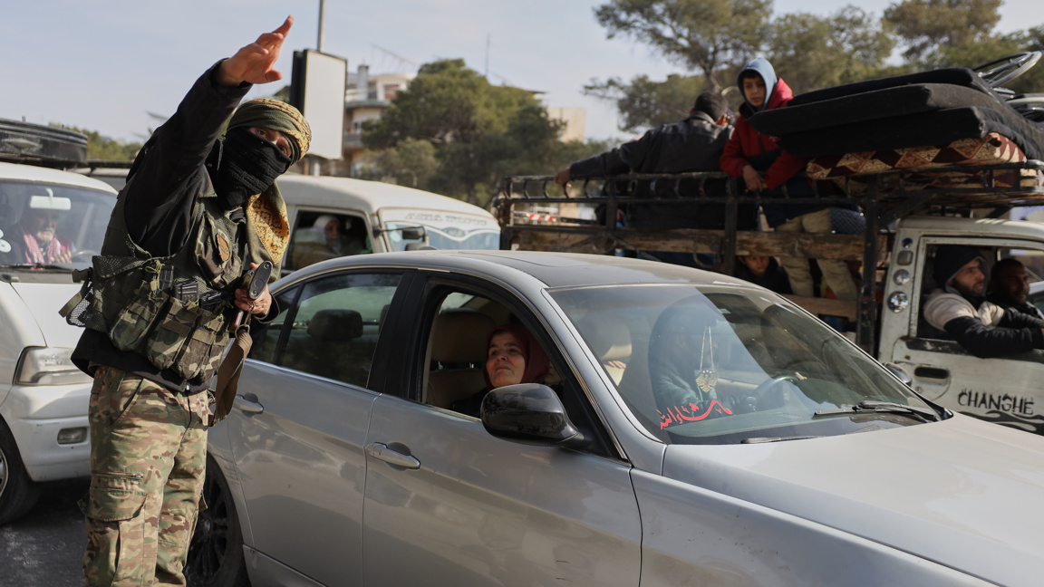 Сирийски войник насочва жители, които се евакуират от Алепо, 7 януари 2026 г.