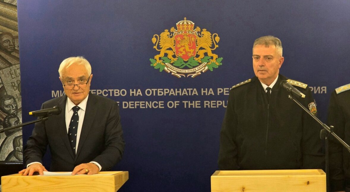 Министърът на отбраната Атанас Запрянов (вляво) и началникът на отбраната Емил Ефтимов