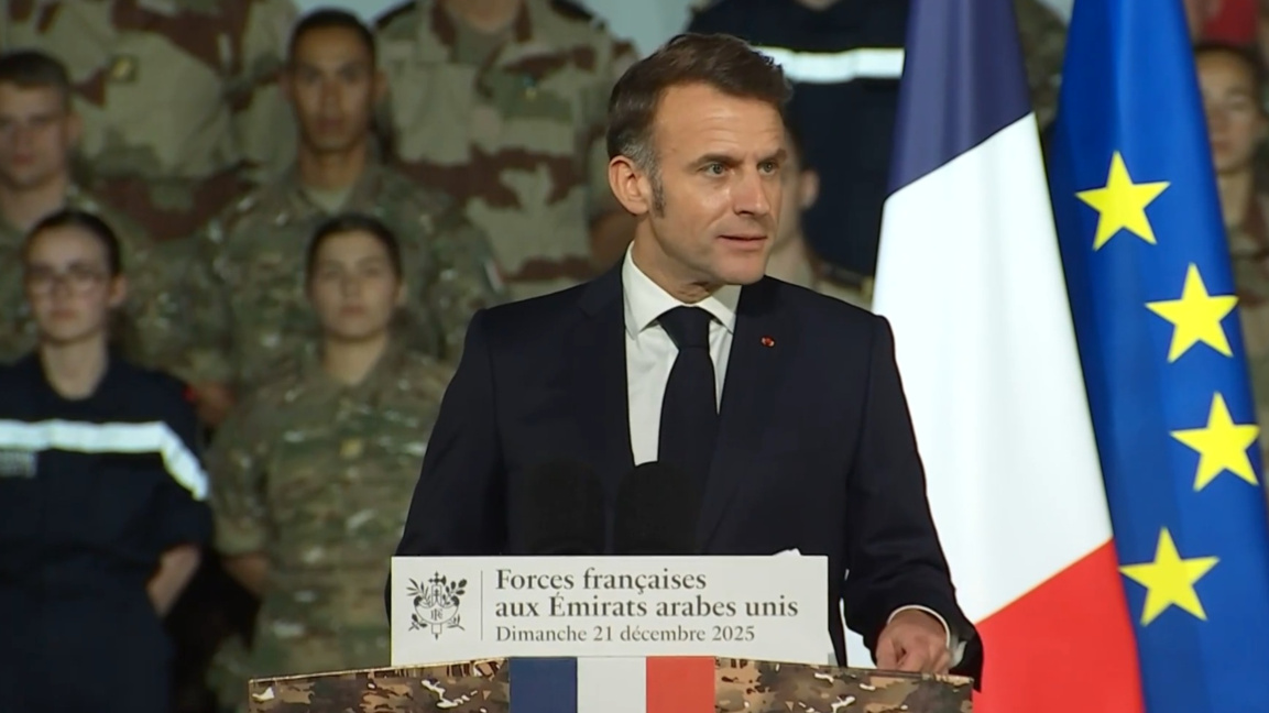 Макрон пристигна в ОАЕ за Коледна среща с разположените там френски военни