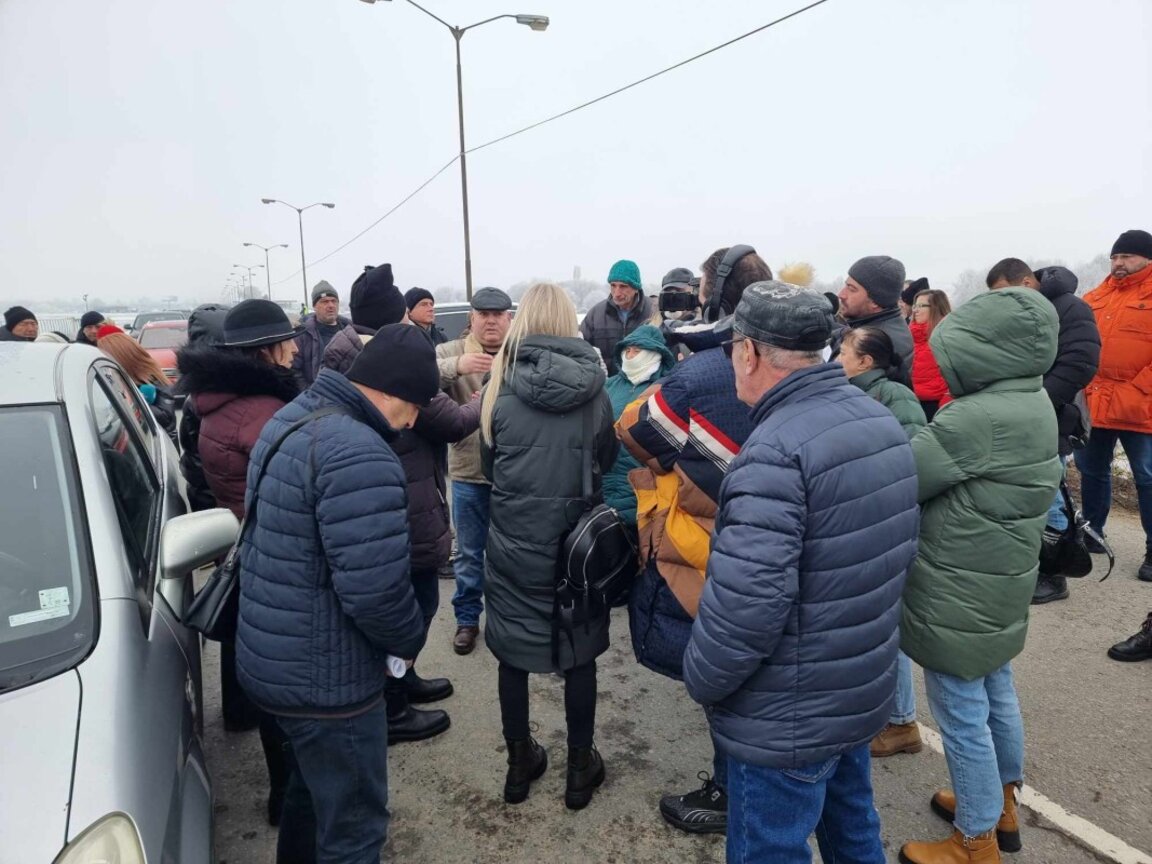 Протест блокира път, на който загина момиче в катастрофа с коне