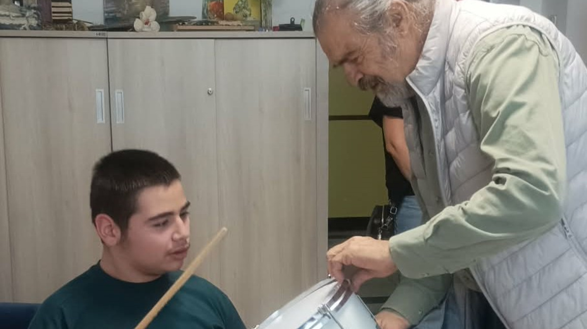 Карлос Бланко Фадол заедно с Иван Иванов от 7.б клас от училище за деца с нарушено зрение "Луи Брайл", София