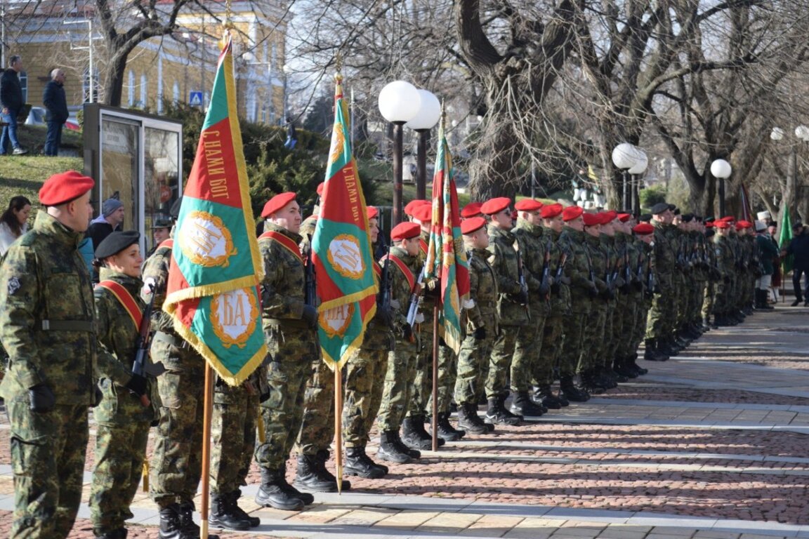 Благословиха бойните знамена