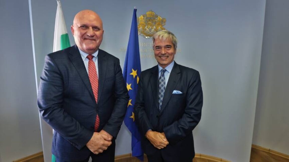 El ministro búlgaro de la Educación y la Ciencia, prof. Galin Tsokov, con el embajador de Argentina en Bulgaria, Excmo. Sr. Alejandro Zothner Meyer.